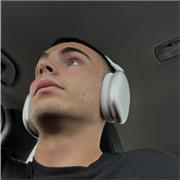 studente universitario offre lezioni di economia aziendale a studenti si scuola superiore